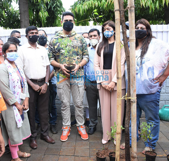 photos abhishek bachchan adopts a tree with saniya saiyad and others 1