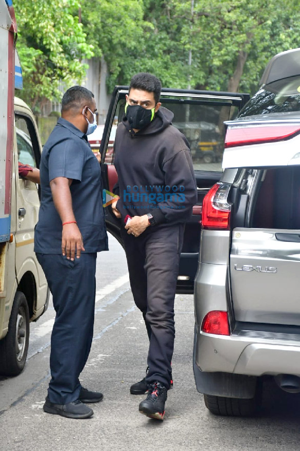 photos abhishek bachchan spotted at a bank in khar 5
