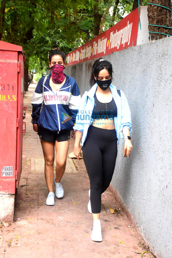 photos aisha sharma and neha sharma spotted in bandra 1