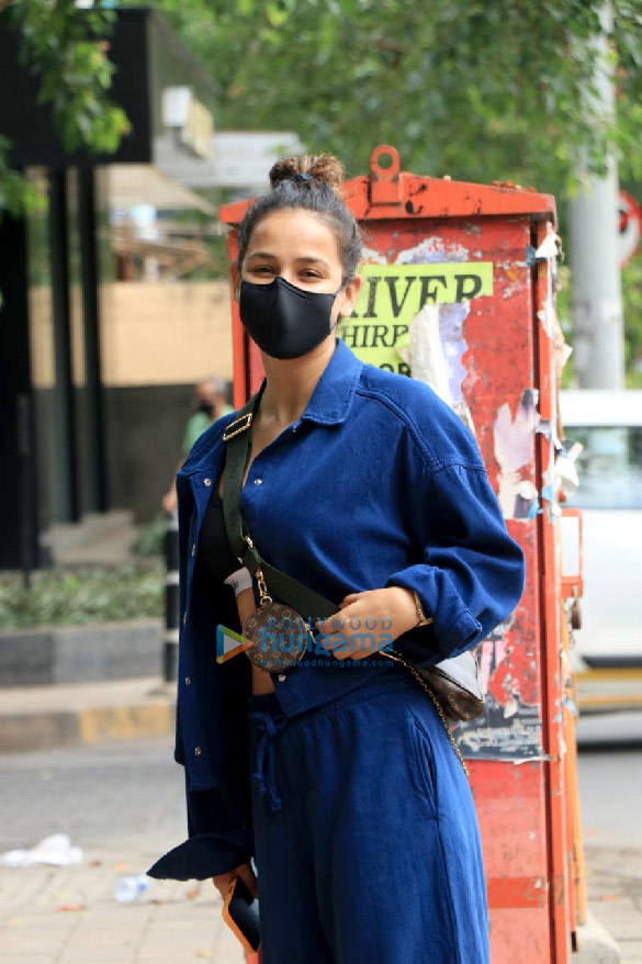 photos aisha sharma snapped in bandra 1 2