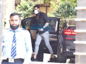 Photos: Ajay Devgn snapped in Juhu