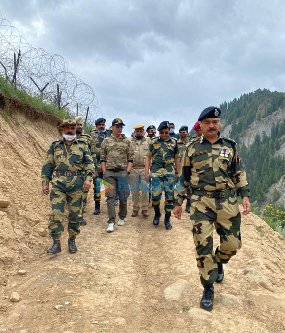 photos akshay kumar meets bsf jawans guarding the border 2