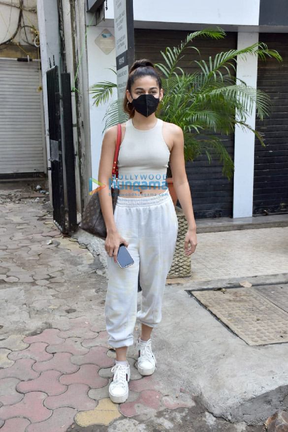 photos alaya f snapped in juhu 1 7