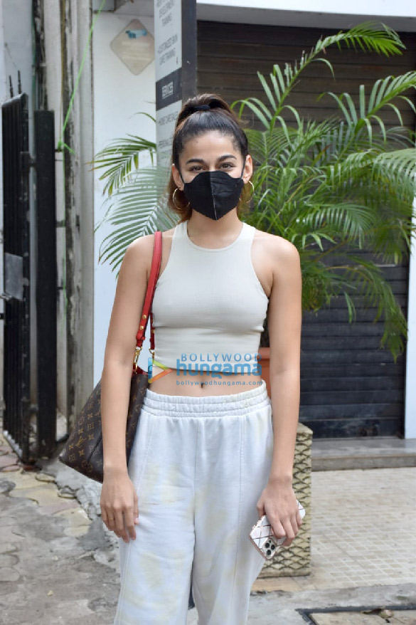 photos alaya f snapped in juhu 2 7