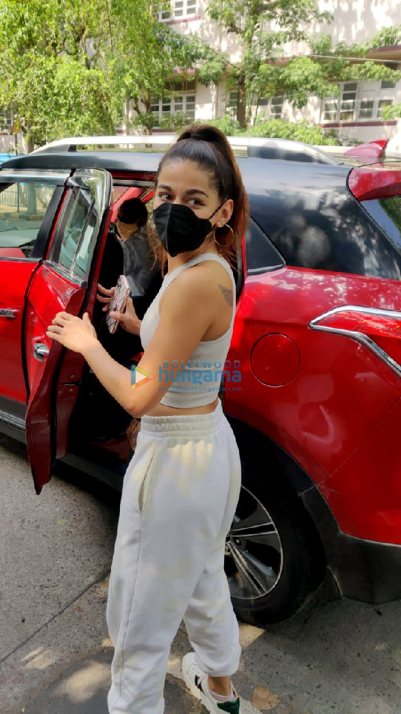 photos alaya f snapped in juhu 3 7