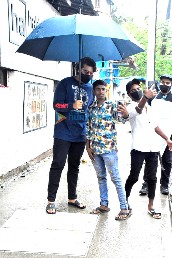 photos arjun kapoor snapped at hakims aalim salon in versova 2