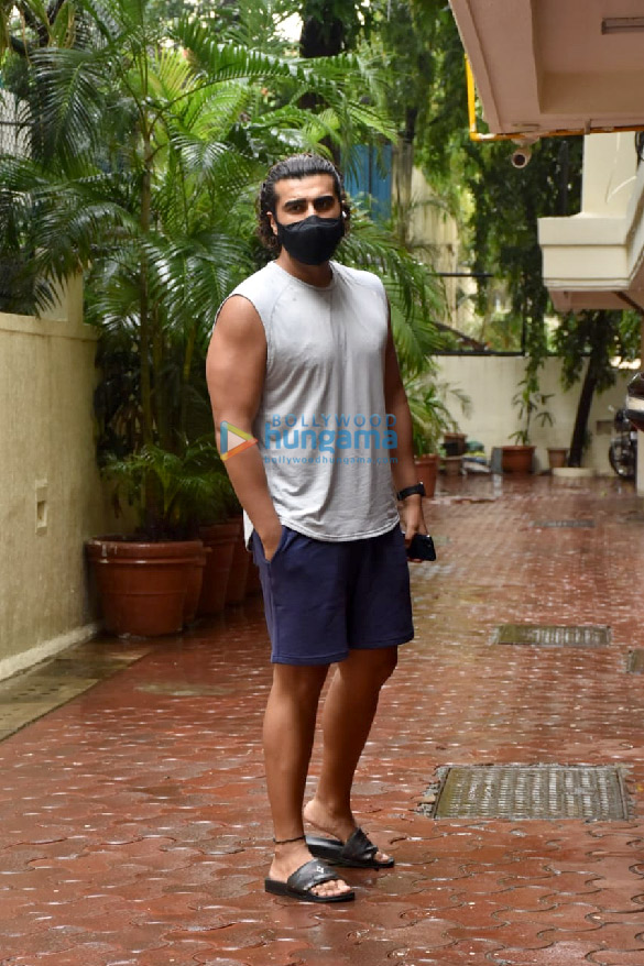 photos arjun kapoor snapped in juhu 2 4