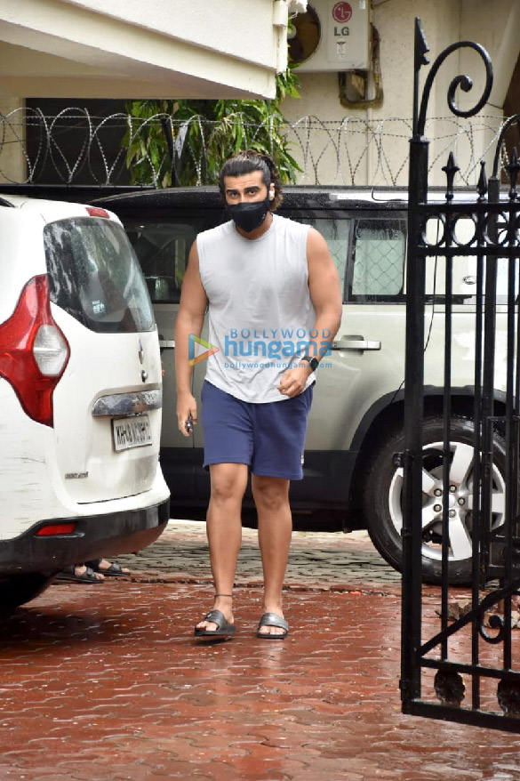 photos arjun kapoor snapped in juhu 3 4