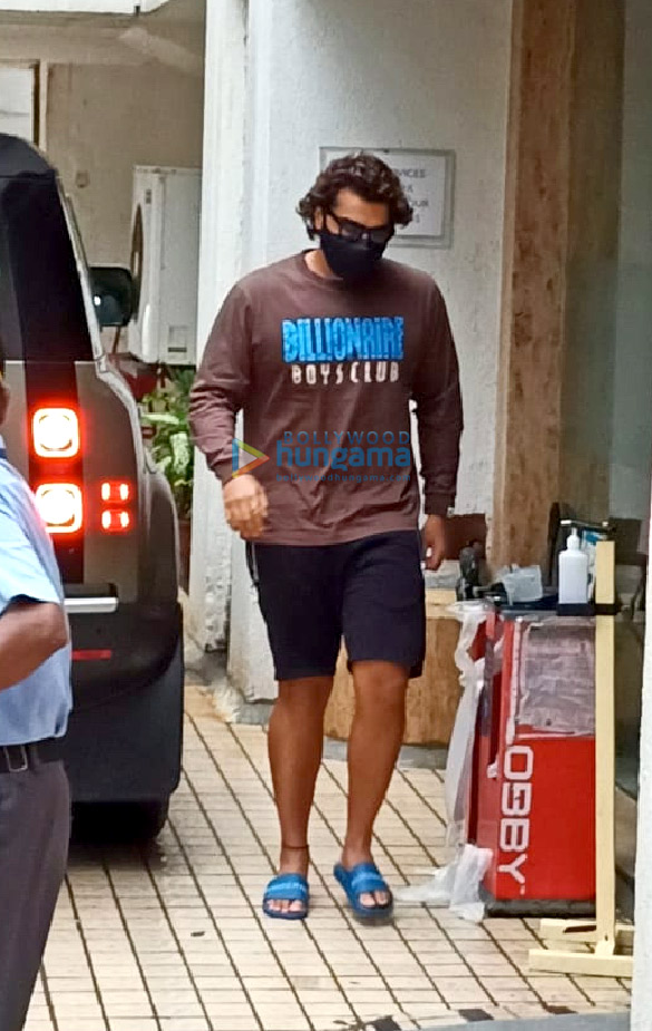 Photos: Arjun Kapoor snapped with his sister at Hinduja Hospital Photos: Arjun Kapoor snapped with his sister at Hinduja Hospital