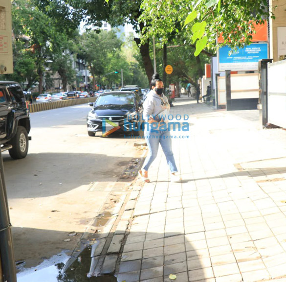 photos ayesha shroff snapped at a clinic in bandra 3