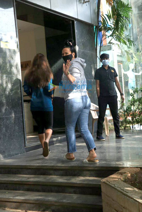 photos ayesha shroff snapped at a clinic in bandra 4