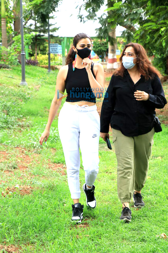 photos daisy shah snapped at joggers park in bandra 3