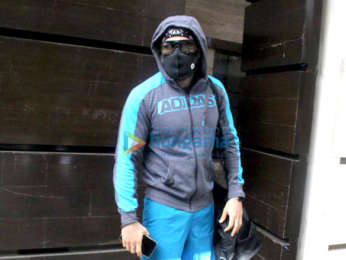 Photos: Emraan Hashmi spotted at gym in Bandra