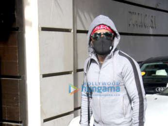 Photos: Emraan Hashmi spotted at the gym in Bandra