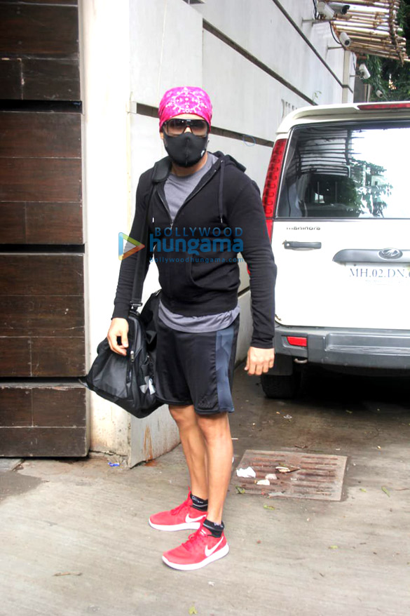 Photos: Emraan Hashmi spotted in Bandra Photos: Emraan Hashmi spotted in Bandra