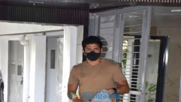Photos: Farhan Akhtar and Ashutosh Gowariker snapped at Javed Akhtar’s house in Juhu