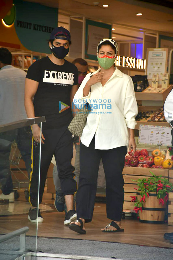 photos gurmeet choudhary and debina bonnerjee spotted at foodhall in santacruz 4