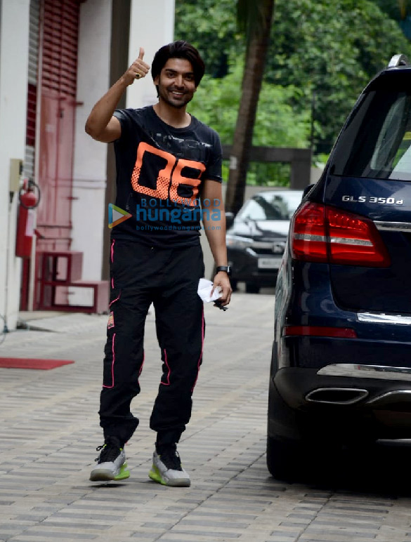 Photos: Gurmeet Choudhary snapped at T-series office Photos: Gurmeet Choudhary snapped at T-series office