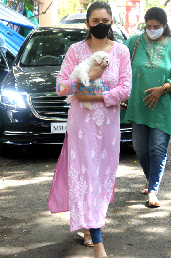 photos hansika motwani spotted outside a pet clinic in khar 1
