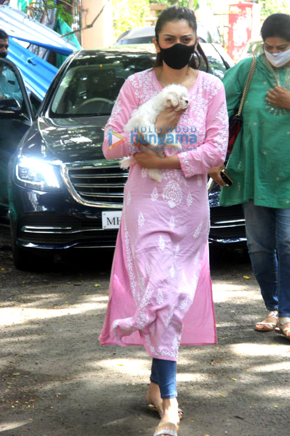 photos hansika motwani spotted outside a pet clinic in khar 4