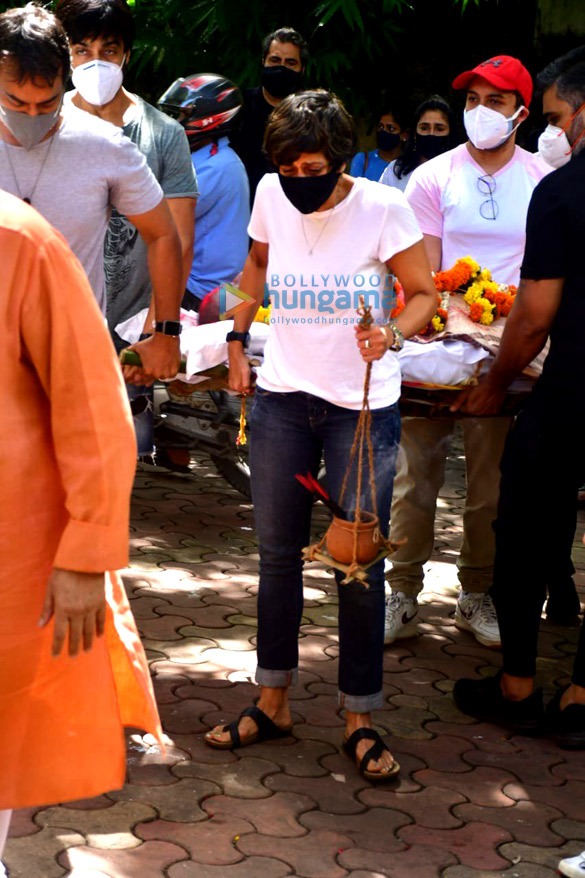 photos huma qureshi apurva agnihotri ashish chowdhry and others snapped at mandira bedis husband raj kaushals funeral in bandra 10