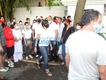 Photos: Huma Qureshi, Apurva Agnihotri, Ashish Chowdhry and others snapped at Mandira Bedi's husband Raj Kaushal's funeral in Bandra