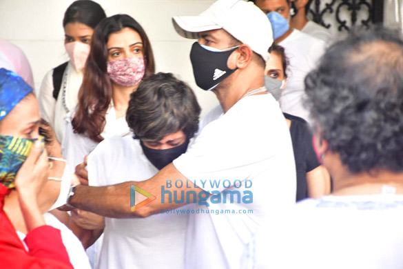 photos huma qureshi apurva agnihotri ashish chowdhry and others snapped at mandira bedis husband raj kaushals funeral in bandra 8
