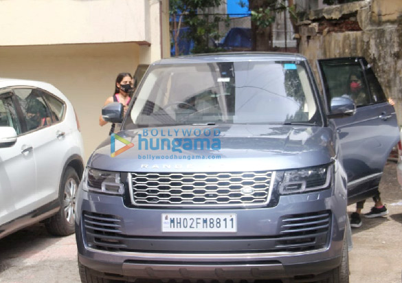 photos janhvi kapoor and sara ali khan snapped at a gym in santacruz 3
