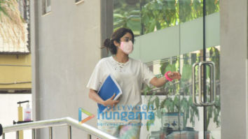 Photos: Janhvi Kapoor snapped at Hinduja hospital in Khar