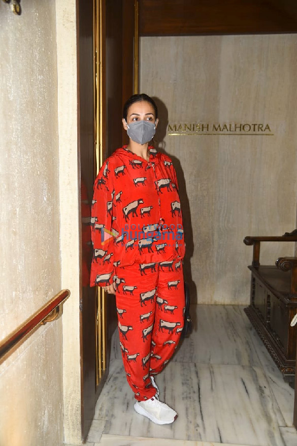 photos kareena kapoor khan malaika arora karisma kapoor and amrita arora snapped at manish malhotras house in bandra 2
