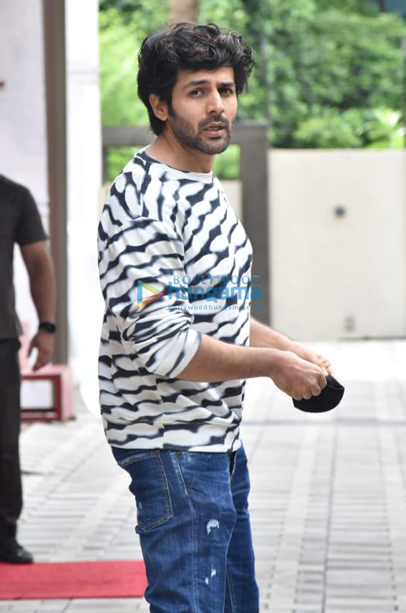photos kartik aaryan and bhushan kumar snapped at t series office in andher 05