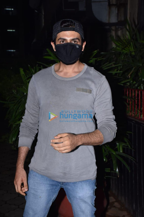 photos kartik aaryan snapped in andheri 1 2