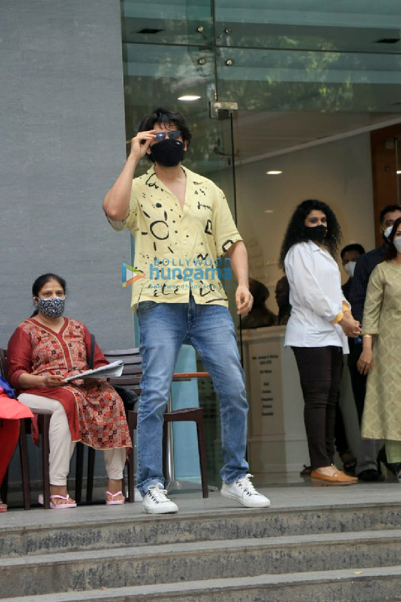 photos kartik aaryan spotted at hinduja hospital 4