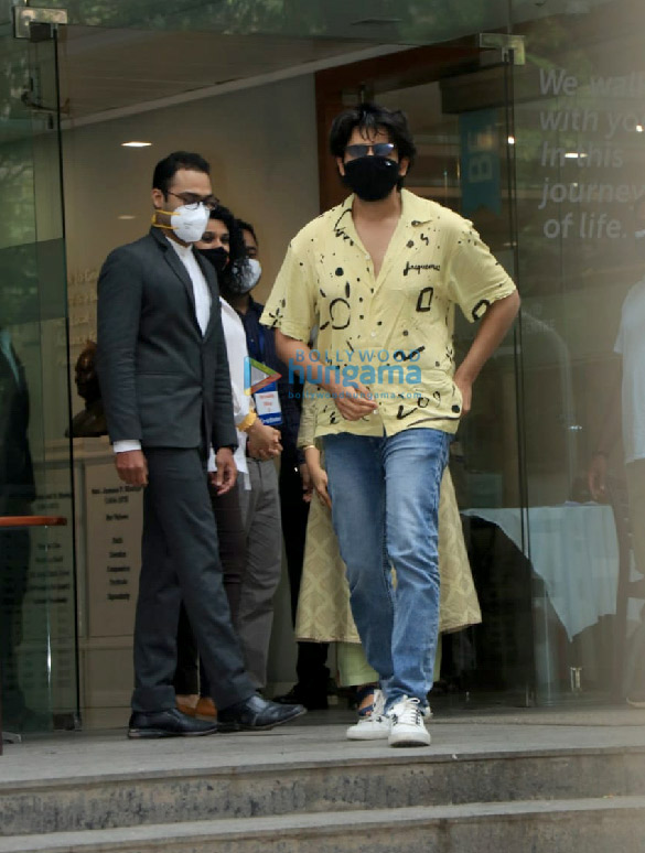 photos kartik aaryan spotted at hinduja hospital 5
