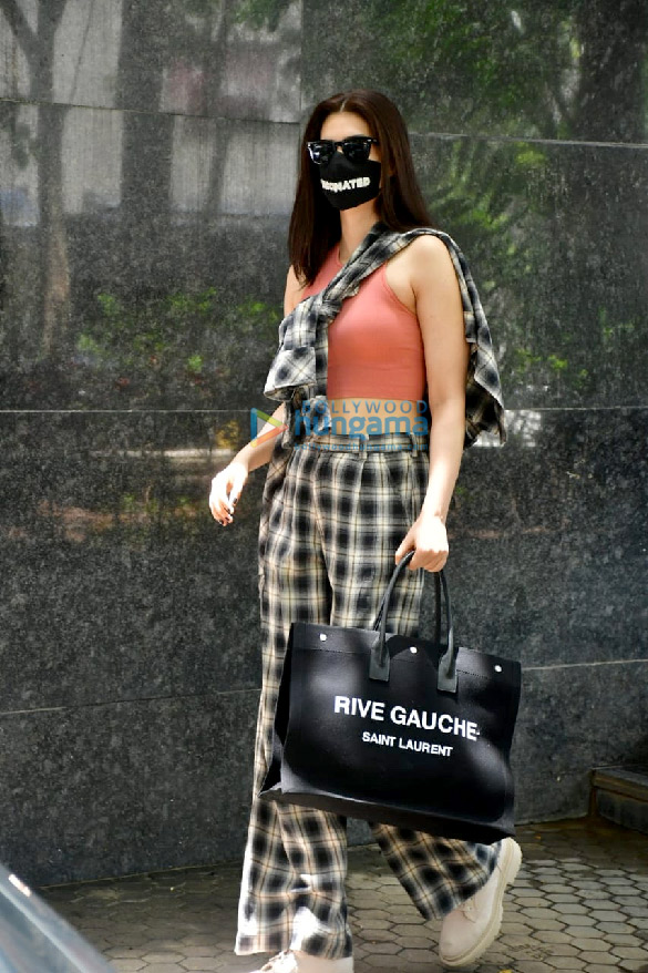 photos kriti sanon spotted at a clinic in santacruz 3