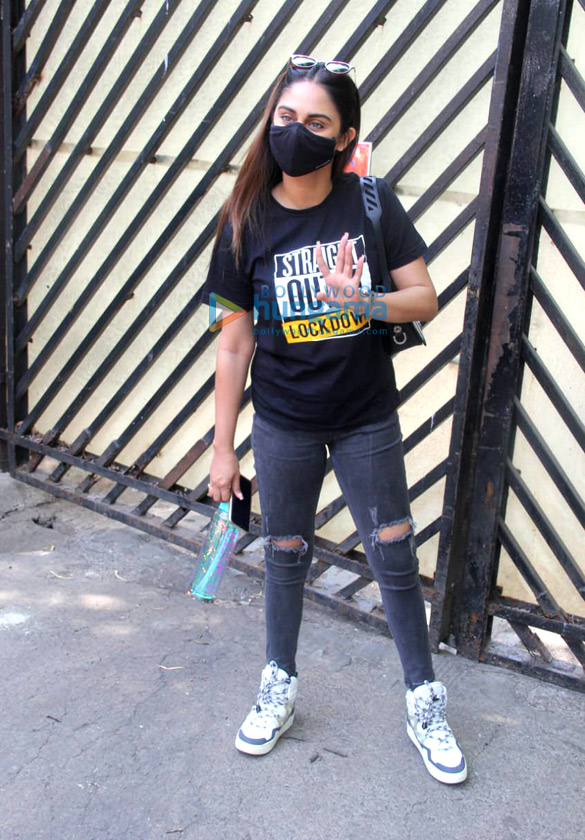 photos krystle dsouza spotted outside mehboob studio in bandra for vaccination 3