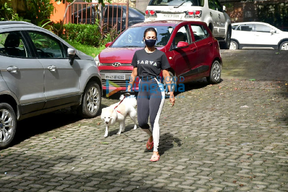 photos malaika arora spotted with her pet on a morning walk 4 5