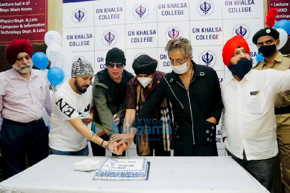 photos mika singh shakti kapoor and others overlook vaccination of 2000 people 2