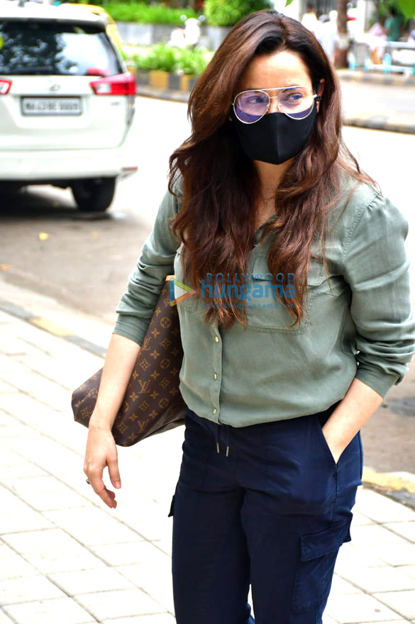 photos neelam kothari spotted at foodhall in santacruz 3
