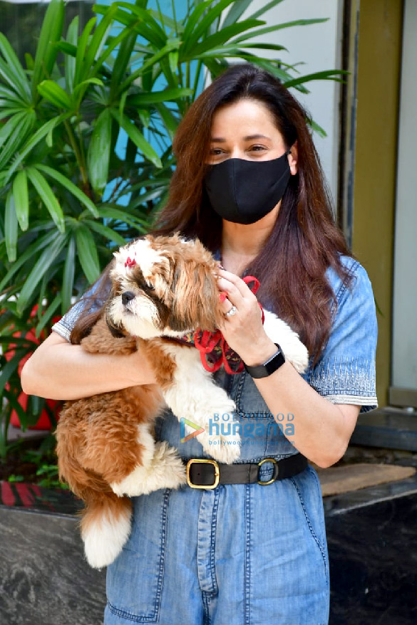 photos neelam kothari spotted at a pet store 2