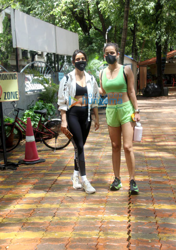 photos neha sharma and aisha sharma spotted in bandra 3 4