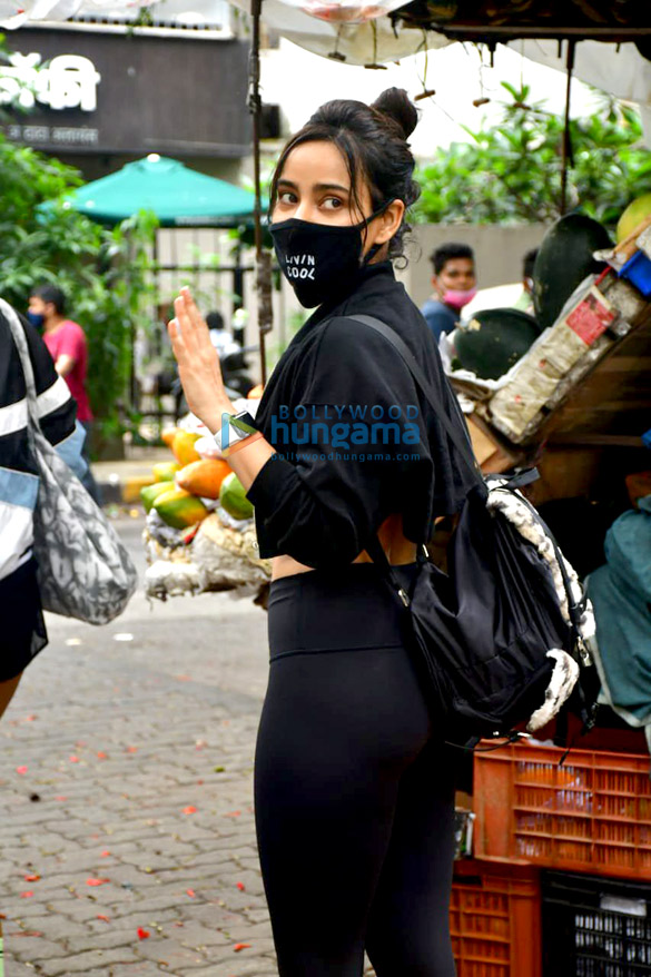 photos neha sharma and aisha sharma spotted in bandra 3 3