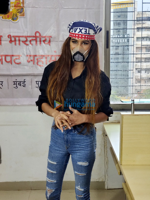 photos poonam pandey snapped distributing rations and essentials 1 6