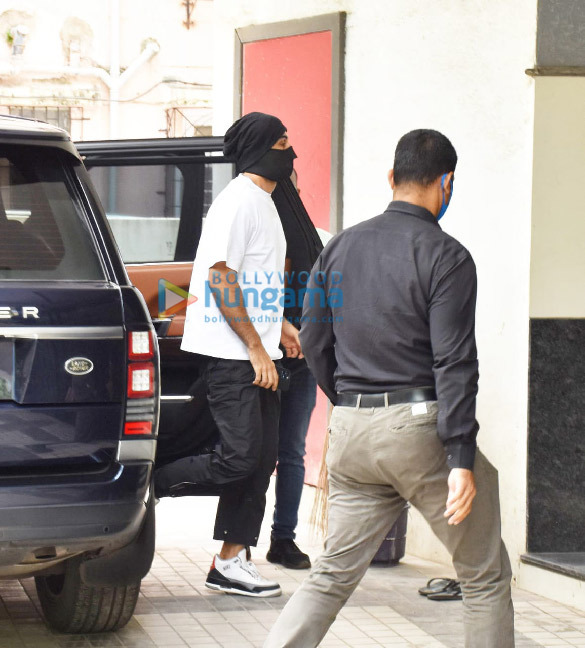 photos ranbir kapoor snapped at a clinic in khar 3