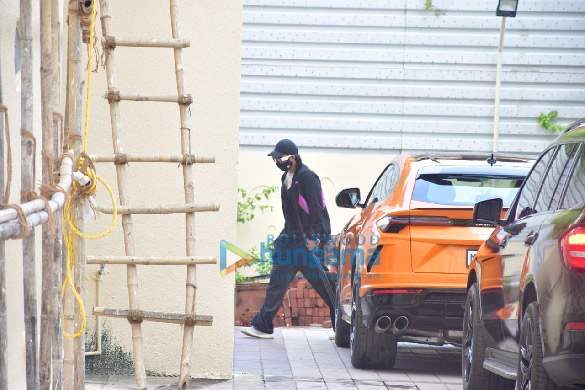 Photos: Ranveer Singh spotted in Bandra in his new car Photos: Ranveer Singh spotted in Bandra in his new car