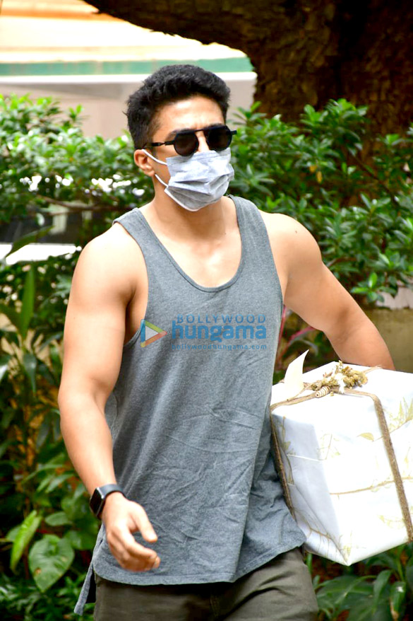 photos saqib saleem spotted in bandra 3