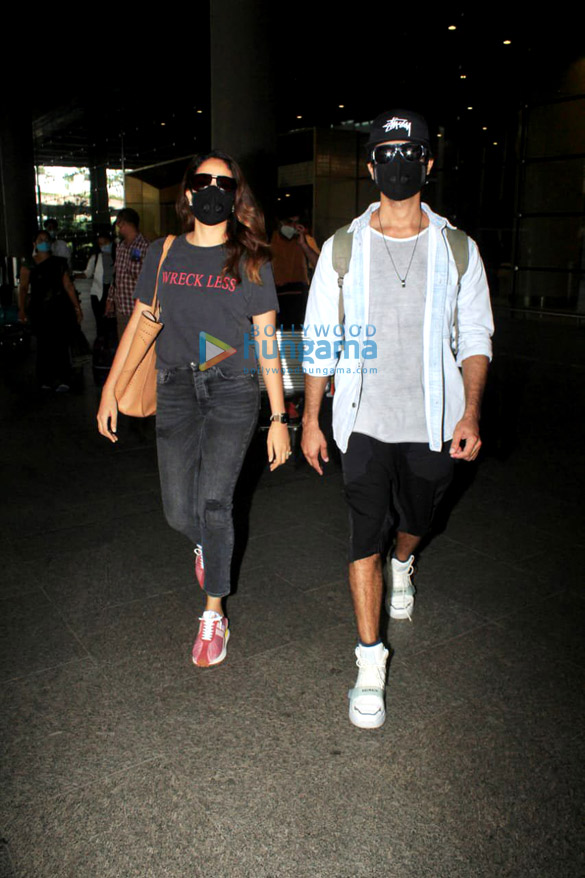 photos shahid kapoor and mira rajput snapped the airport 3