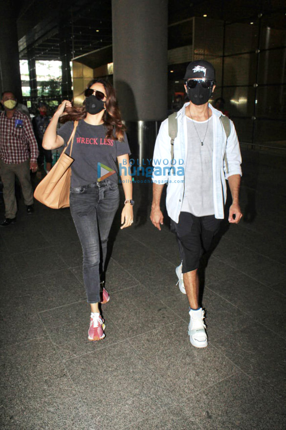 photos shahid kapoor and mira rajput snapped the airport 4