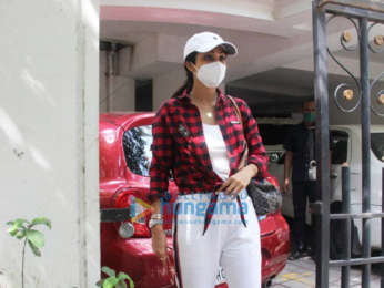 Photos: Shilpa Shetty spotted outside a clinic in Khar