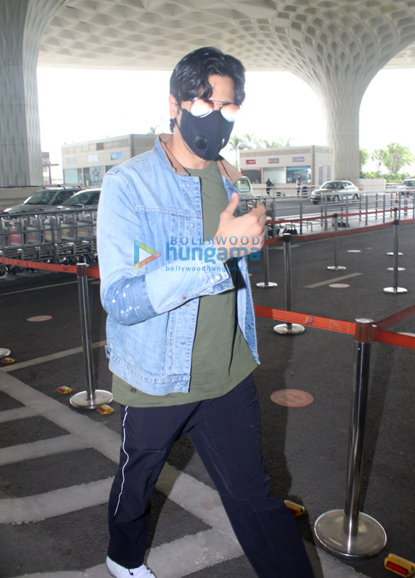 photos sidharth malhotra snapped at the airport 1